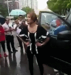 搞笑gif动图:妹子,你的这只宠物是个什么品种