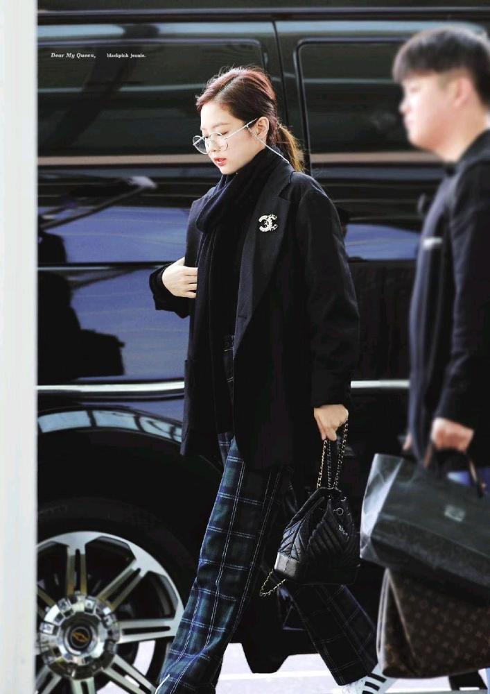 blackpink机场时尚:智秀对镜头比心超甜,jennie真是人间香奈儿