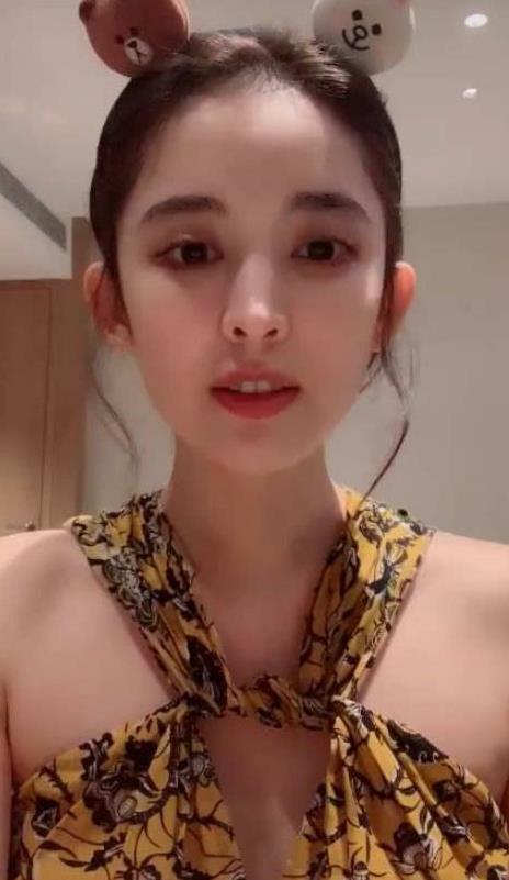 古力娜扎深夜晒自拍,大家把注意力放在了她脖子下的洞洞上