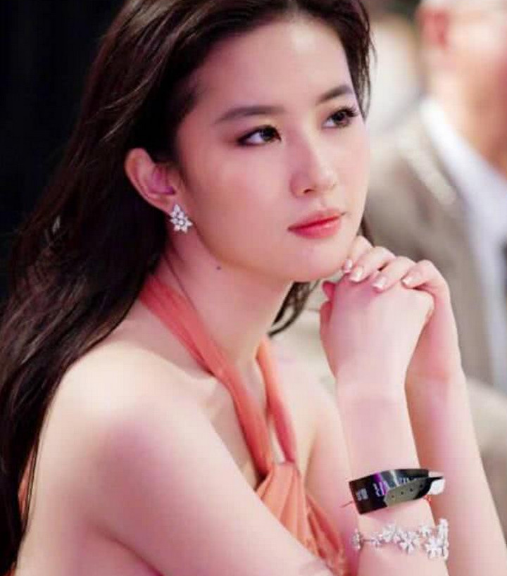 刘亦菲出席活动,端起酒杯喝酒的那一秒,网友:美到骨子