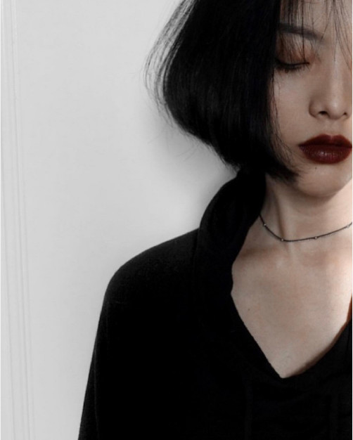 越南忧郁暗黑系女模特走红,本以为长发够美了,没想到短发更迷人