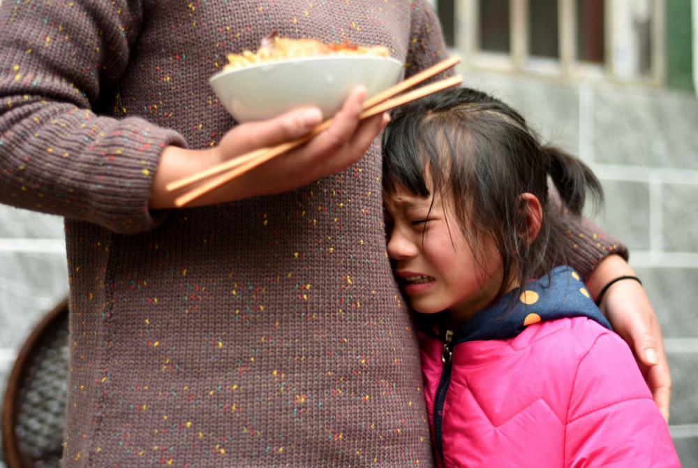 不舍得妈妈外出打工,9岁小女孩抱着她哭:妈妈你在家打工吧