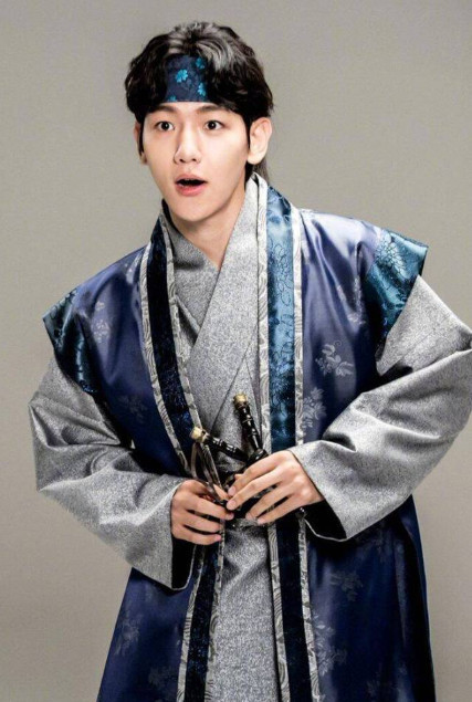 边伯贤的古装造型我扛住了,朴灿烈的也扛住了,看到他真扛不住