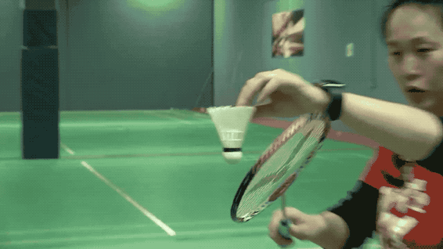 球技|羽毛球反手搓球的精髓,球在拍面上有滞留!