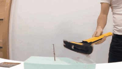 侧拍一下锤子上膛,开枪.