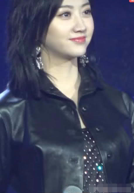 景甜穿鱼鳞裙主持,当灯光打到身上后,网友:美