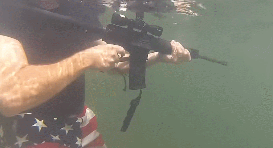 枪掉进水里,这边捡起来,那边就可以射吗?