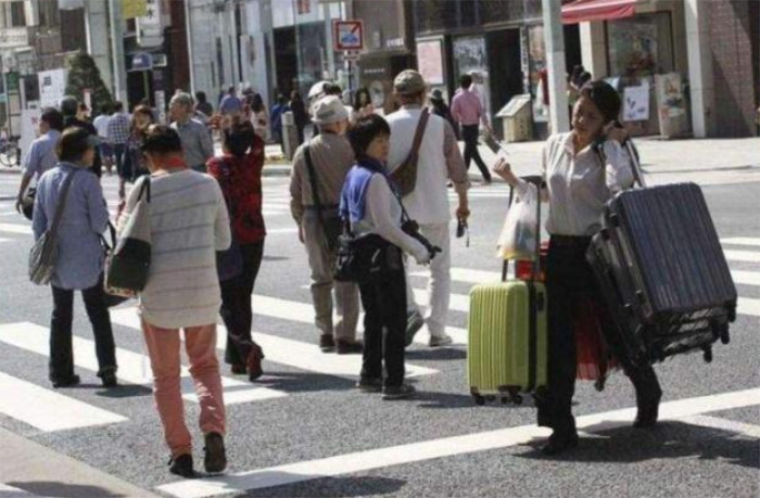 在外旅行为何外国人喜欢背旅行包,而中国人大都喜欢拉