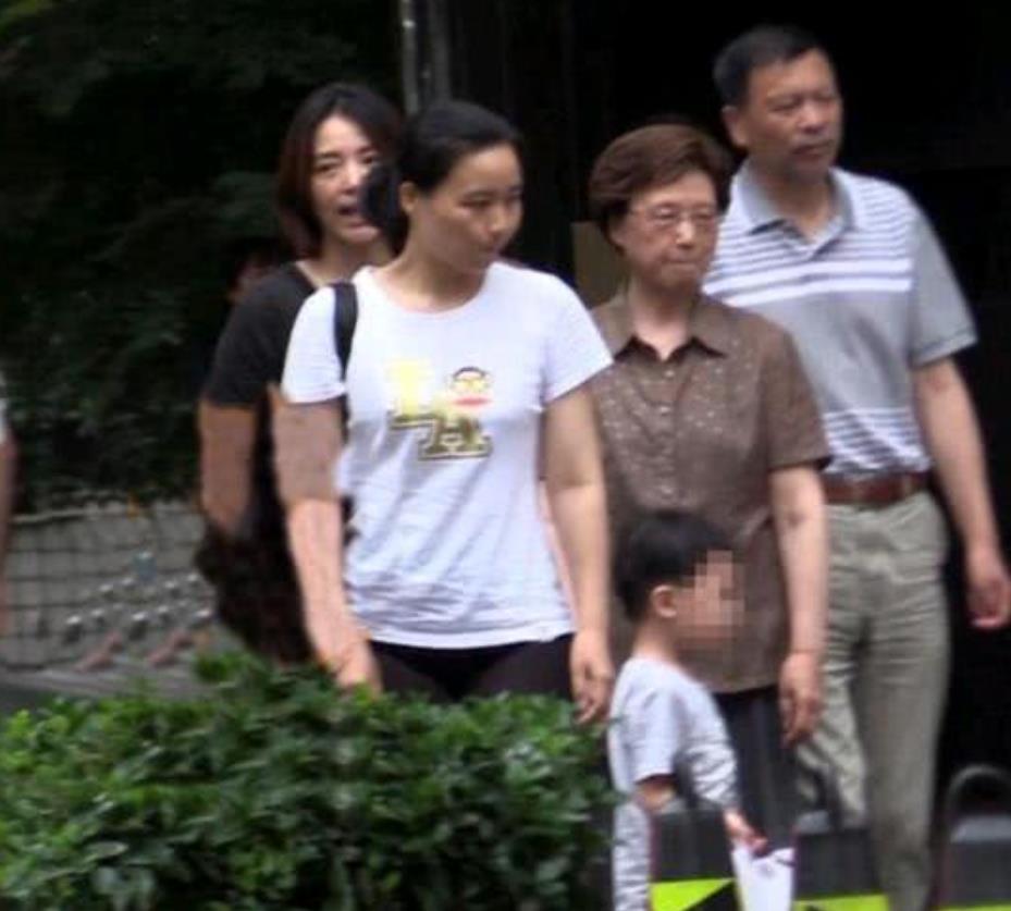 43岁董卿素颜无人识,带儿子出门逛街,网友:女神想象瞬间崩塌