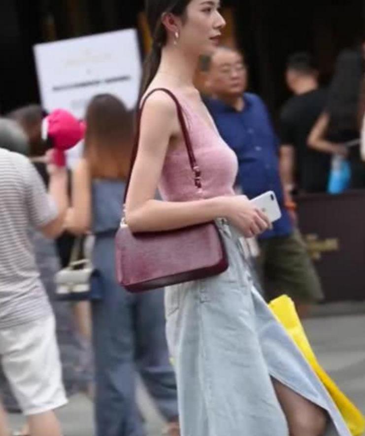 抖音夏锤女神a女神走红,网友:这身材不碎大石断视频子图片