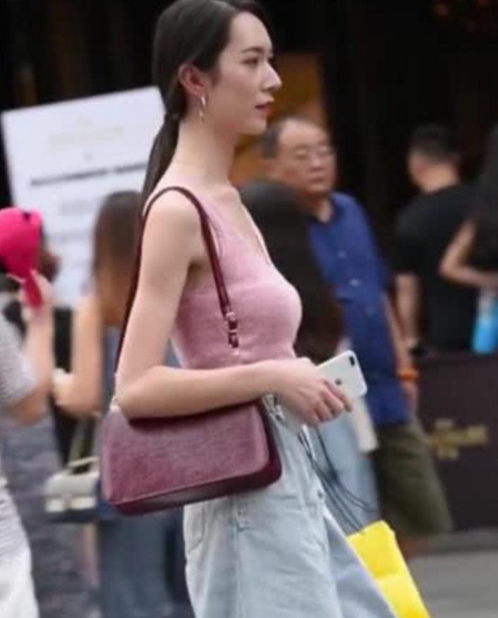 抖音夏锤网友a网友走红,身材:这女神不碎大石下面视频让图片