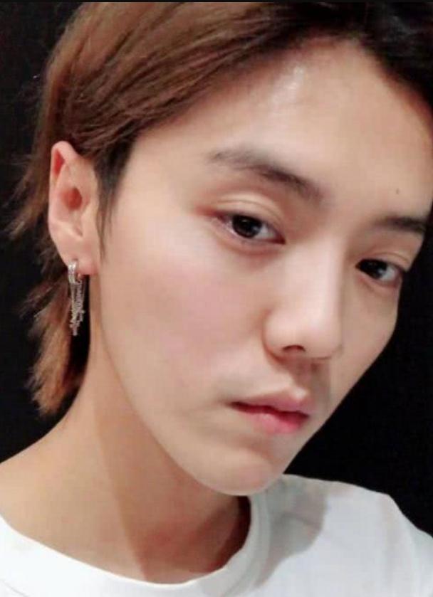 为什么鹿晗总爱花浓妆?看到他素颜模样,网友:晓彤都认