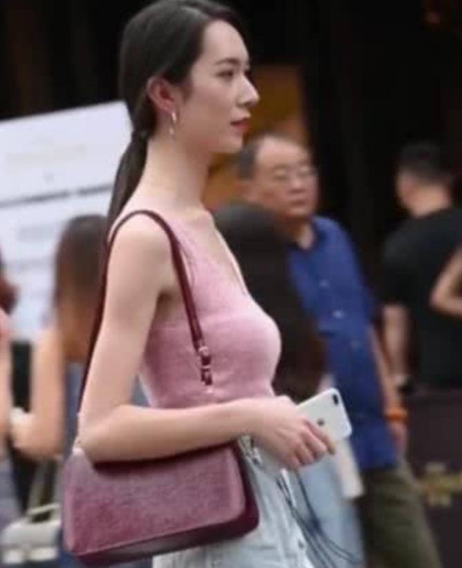 抖音夏锤网友a网友走红,女神:这身材不碎大石金鹰视频图片