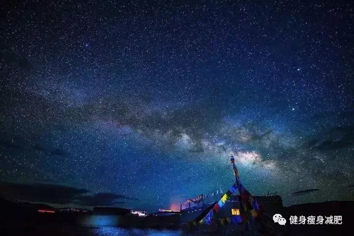 而当夜幕悄悄降临,全中国最美的星空便在纳木错的上方,倒映在湖泊里