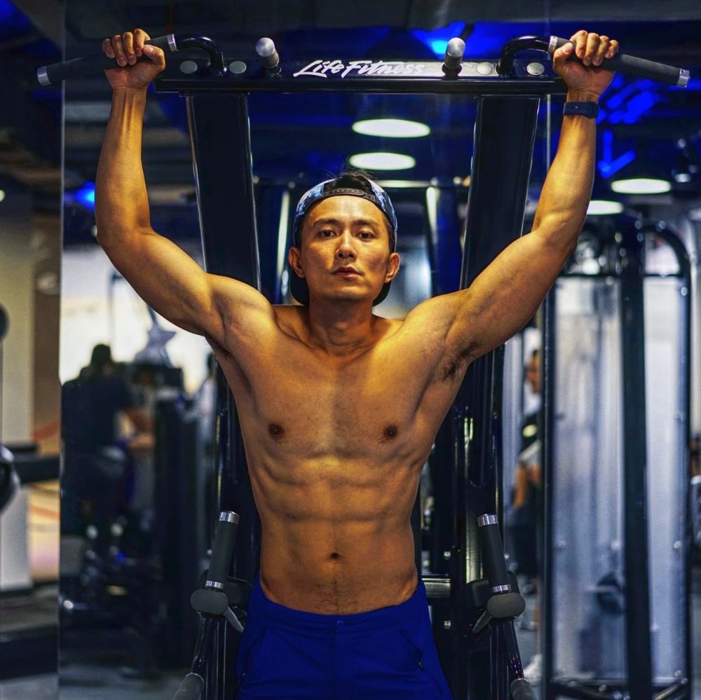 肌肉版余文乐!子弹肌高颜值,37岁硬核男人到底有多惊人!