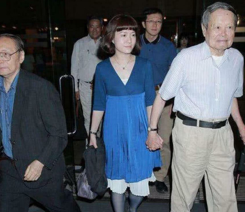 杨振宁翁帆医院产下一子,爷孙恋喜迎猪