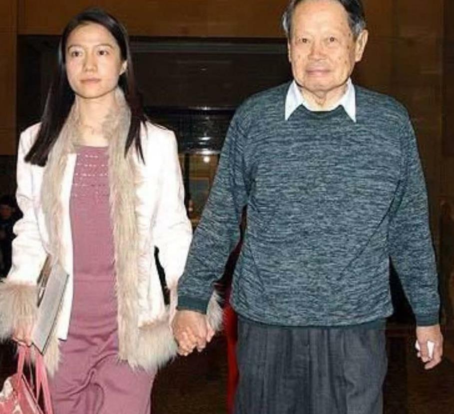 杨振宁翁帆医院产下一子,爷孙恋吸引猪宝宝,本尊回应直接打脸