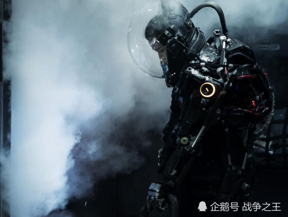 中美科幻电影的机甲大比拼,美国机甲火力强,流浪地球机甲动力强
