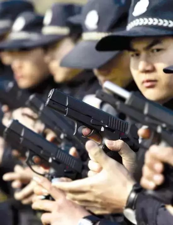 一把手枪看观念,中国与西方警用装备的差异
