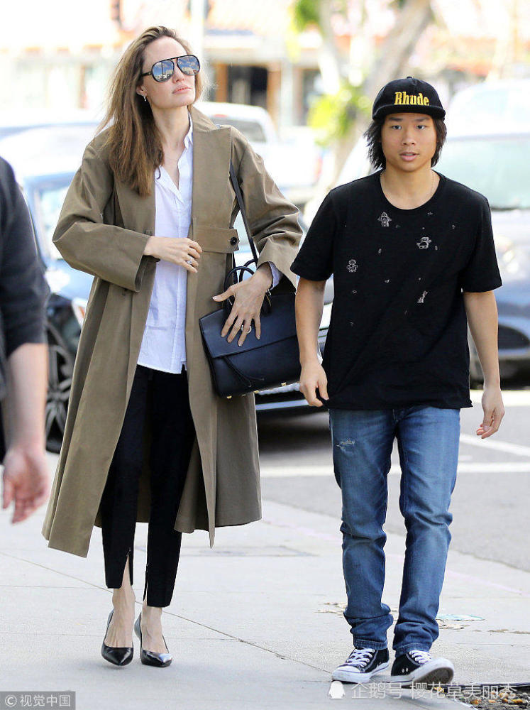 朱莉带皮夹克逛街,衬衫配风衣知性迷人,人美