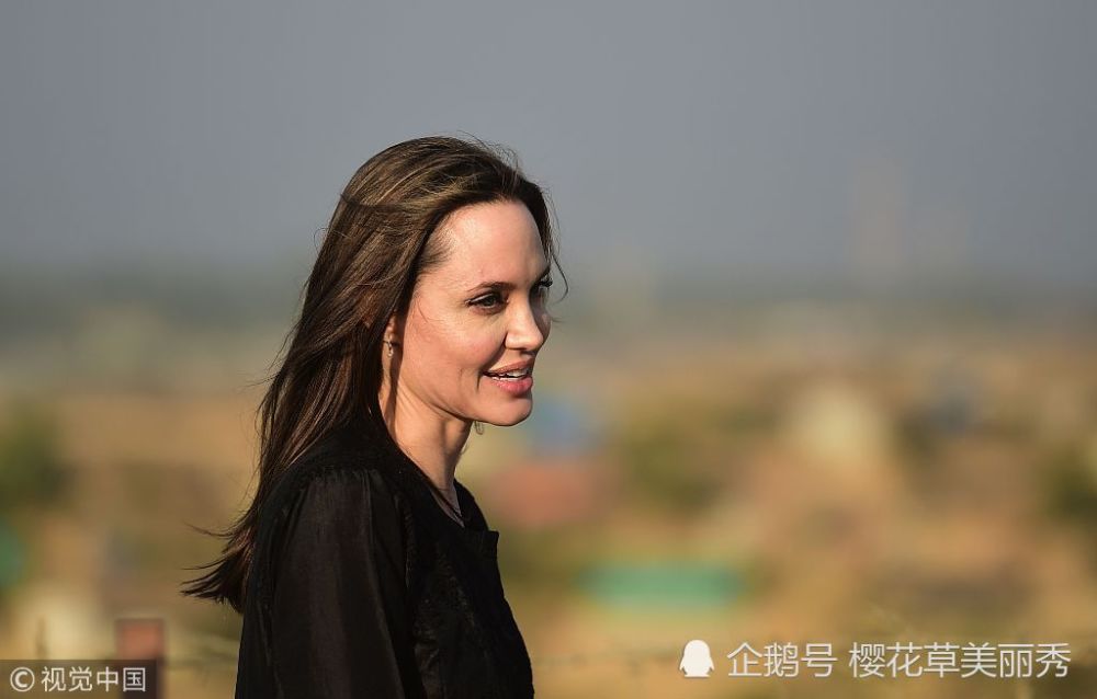 朱莉带皮夹克逛街,衬衫配风衣知性迷人,人美