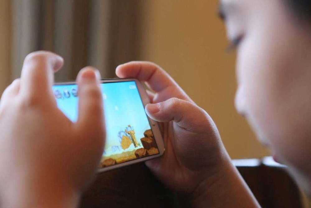 中小学生要不要用手机?教育部门认可智能电子学生证