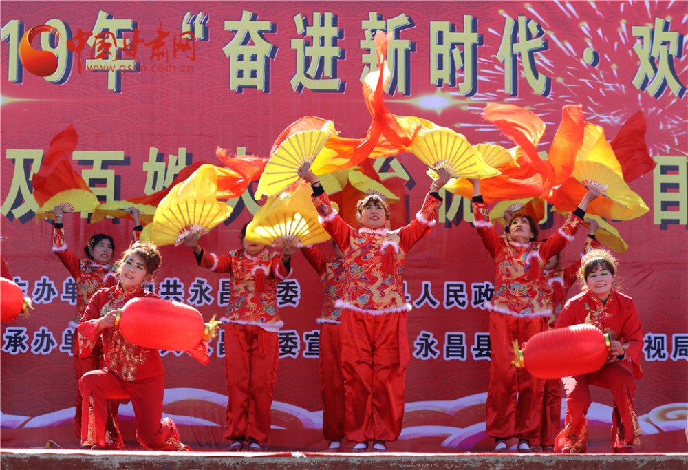 2月12日,永昌百姓大舞台演出舞蹈《张灯结彩贺新春》. 张铭功 摄