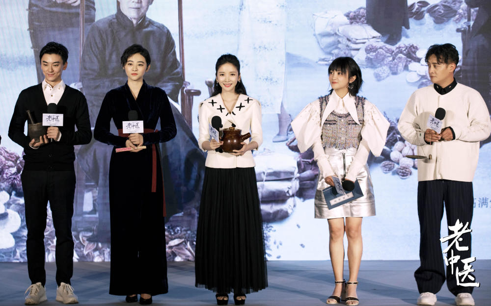 一线 | 62岁陈宝国为《老中医》瘦12斤 拍戏不