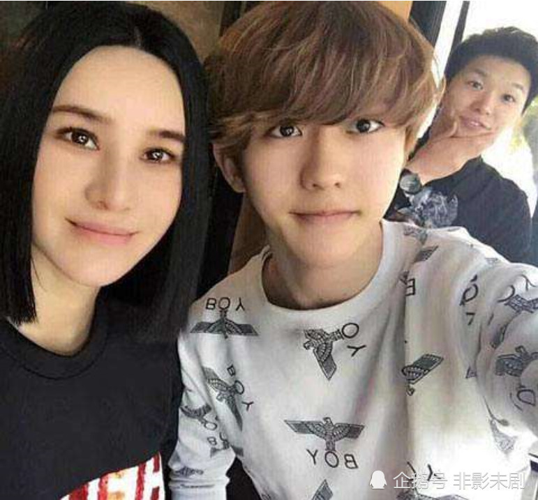 蔡徐坤和女神合影都是淡定脸,唯独和她不一样,瞬间变暖男!