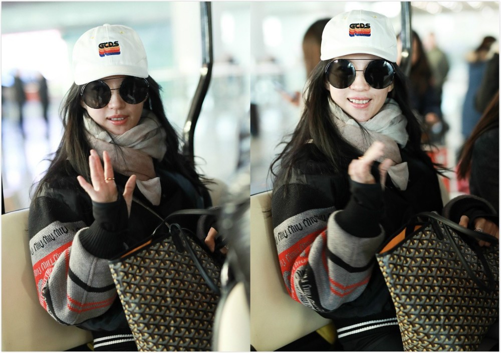 刘亦菲现身机场，穿拼接健美裤配短款外套，皮肤白皙笑容超甜美