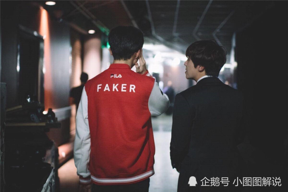 头顶上面还戴着有着faker字样的帽子,坐在代表着胜者的王座上面
