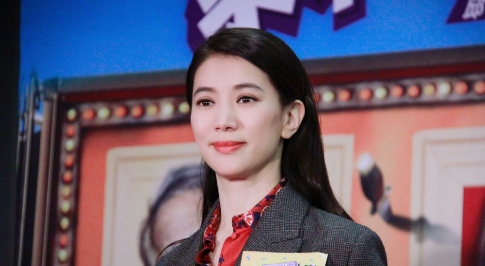 袁咏仪夫妇高调秀恩爱,身穿针织衫美成初恋,换