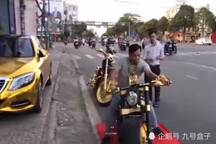 越南土豪戴26斤重金饰喜提百万黄金摩托,网友