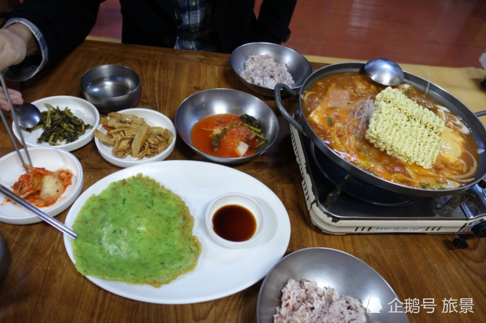 韩国人在中国饭店吃饭,老板送上一瓶饮料,韩国人:不亏