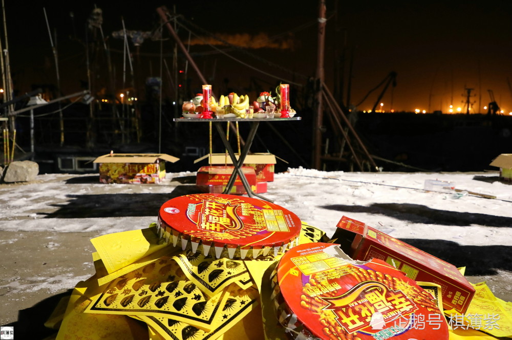 渔民震撼祭海:百米鞭炮响、礼花彻夜放,码头金