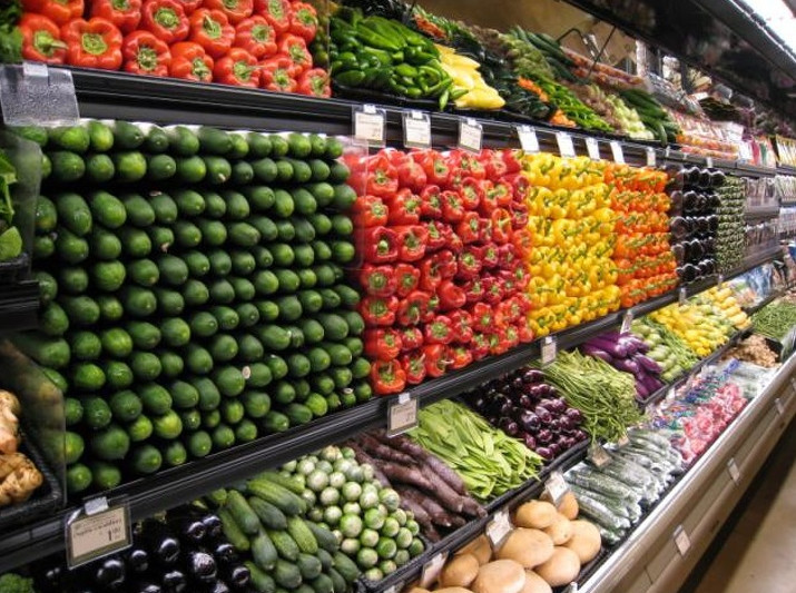 超市里摆放非常整齐的蔬菜.