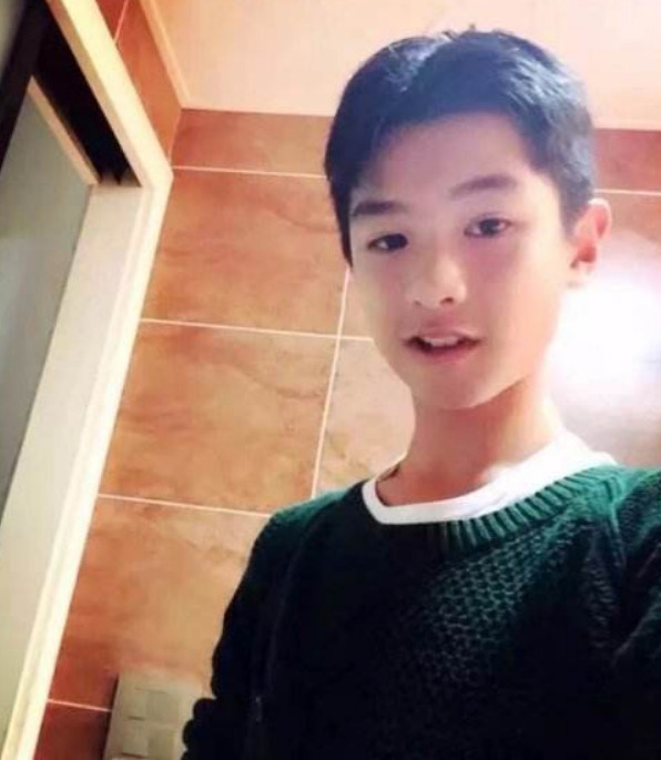 黄明昊卸妆后太帅气,蔡徐坤卸妆后惊艳四射,到底谁才鲜?
