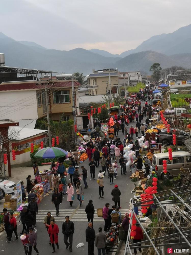 "在凉山州德昌县巴洞镇前进村的道路上,叫卖农具的声音不绝于耳.