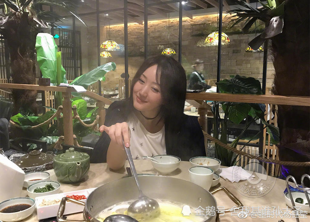 杨钰莹晒元宵节吃火锅美照,表情陶醉,面容清秀似20多岁小姑娘