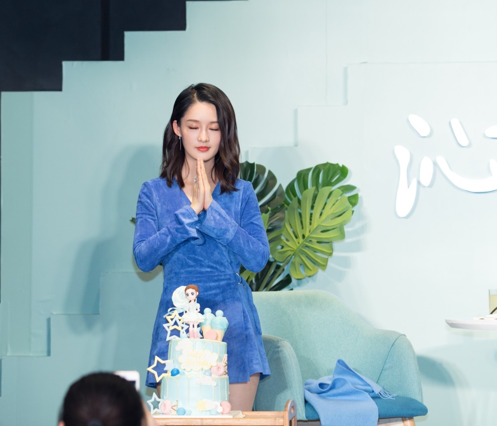 原来李沁穿蓝色这样好看,写真大片时髦又个性,私服穿搭清新动人