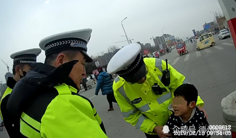 暖心一幕!德州夏津儿童走失大哭,交警帮其找到妈妈