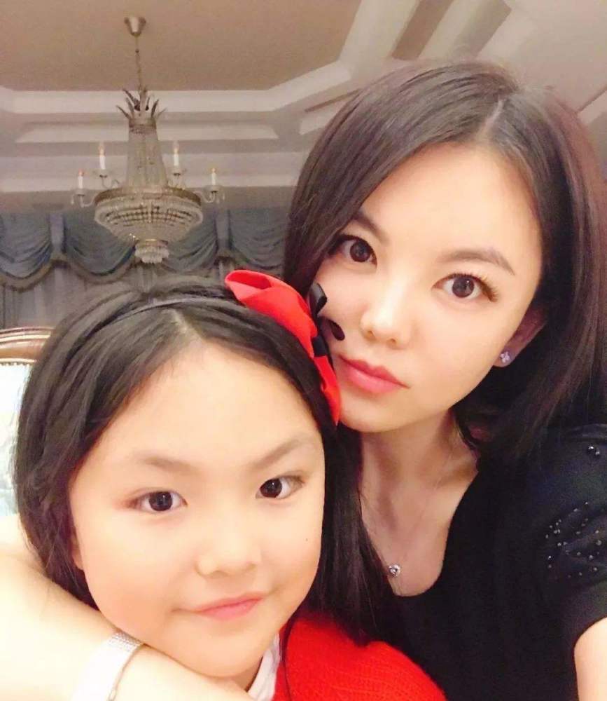 同样身价不菲,李湘穿2万5的裙子,她只穿100块的,高下立判
