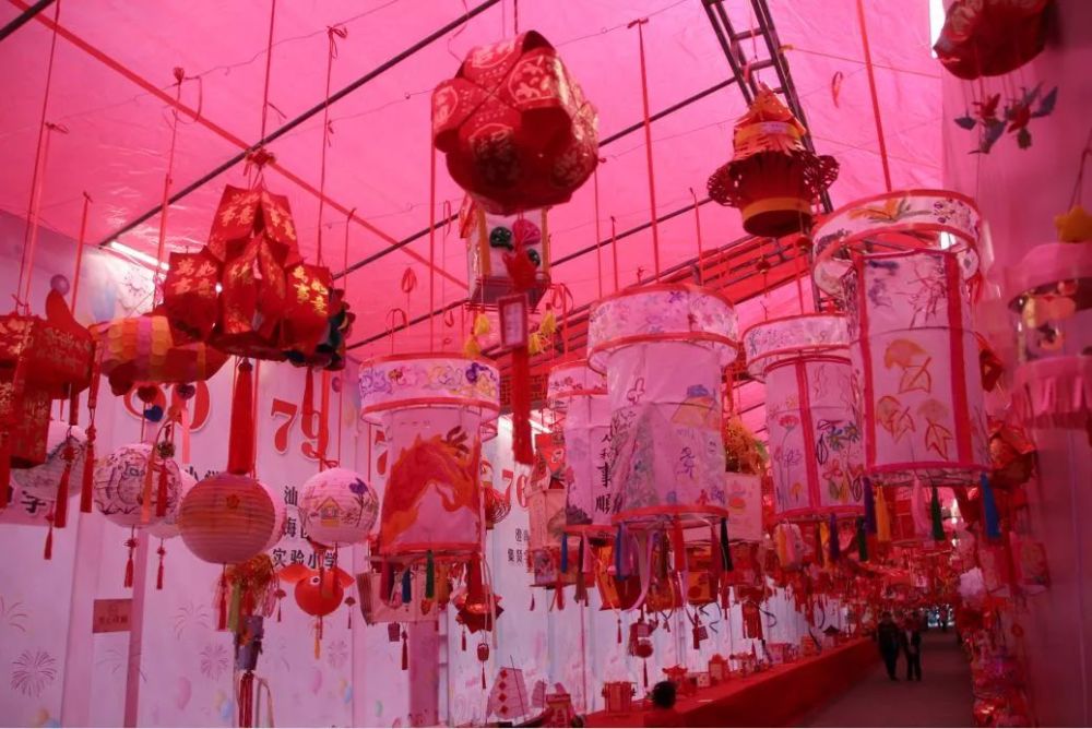 以潮汕元素做装饰的外型 无不彰显着潮汕传统文化的魅力 关于花灯的