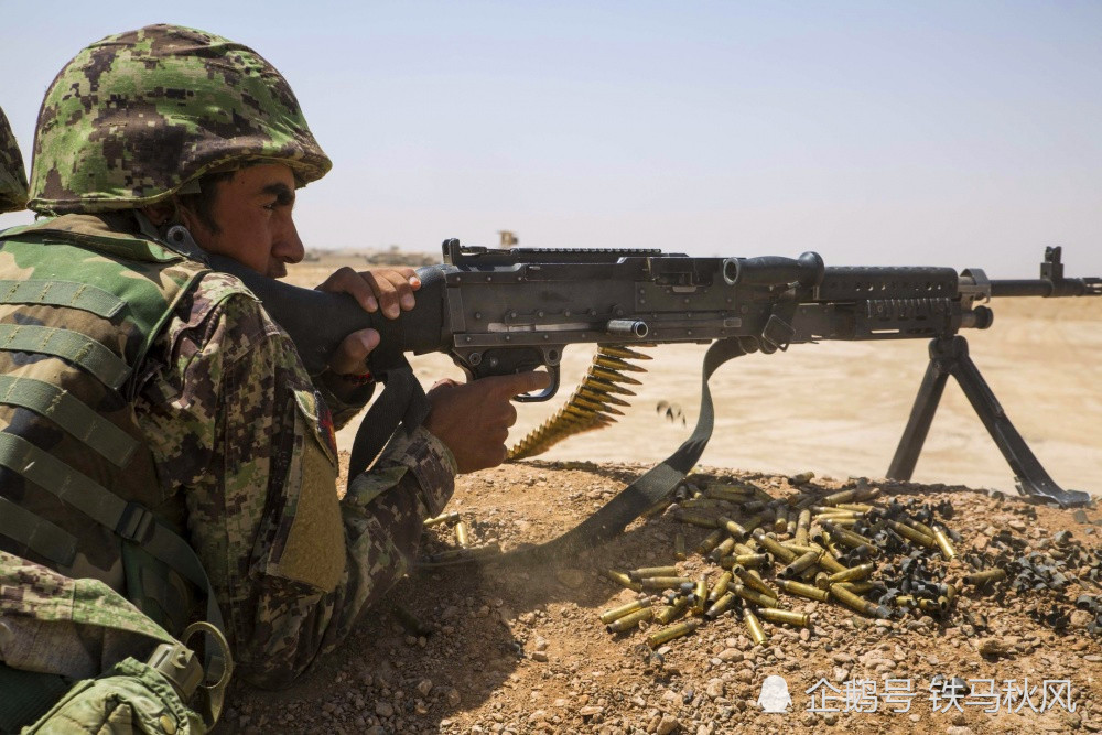 阿富汗士兵用机枪进行火力压制.