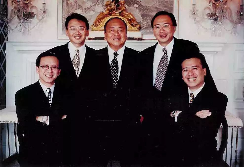 此外,李氏家族每年还安排家族旅游,第三代到第五代家族成员全部参加.