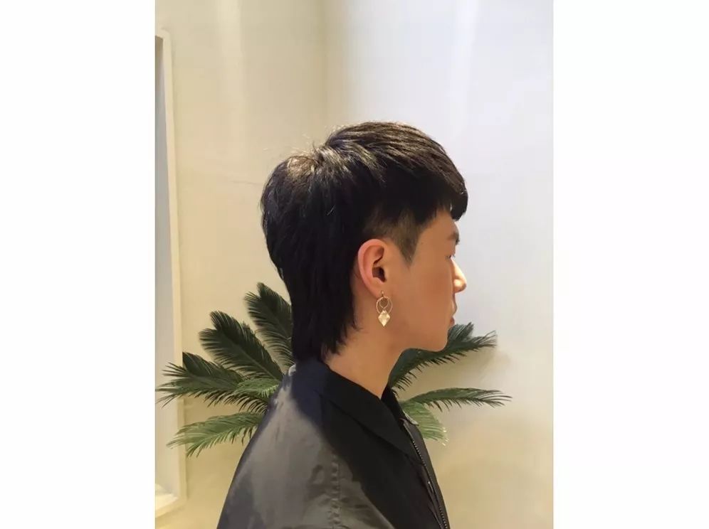 吴亦凡,华晨宇同款鲻鱼头发型,痞帅痞帅的~ 选对发型有时候就像改头
