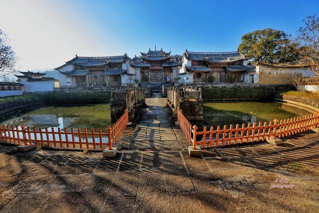 云南腾冲有座全国罕见400年木结构古建筑群 可惜六扇门被