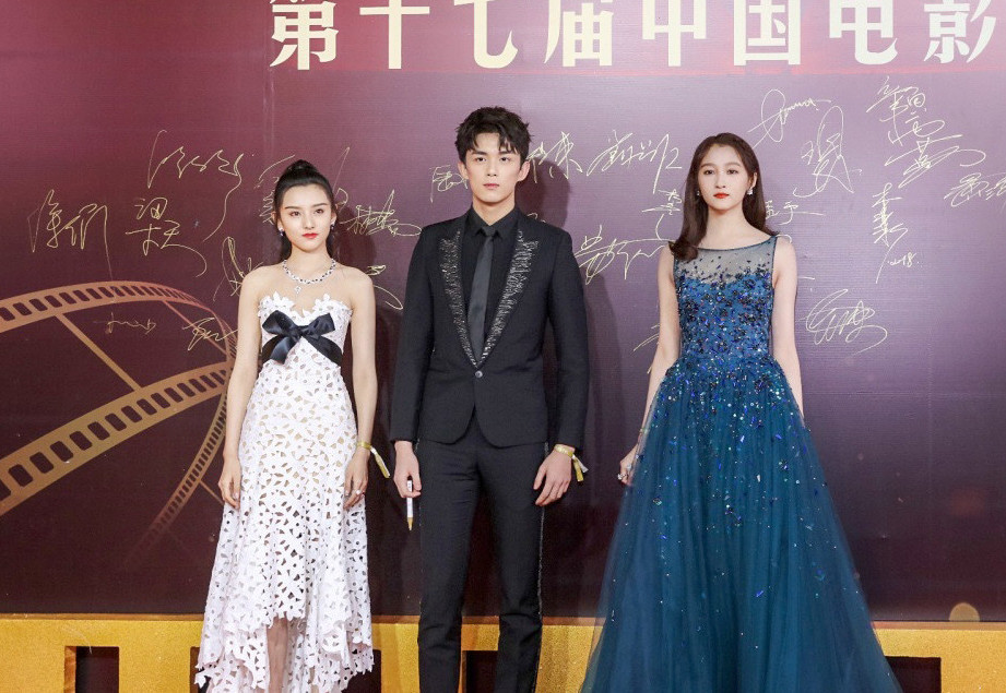 时隔6年,李沁李易峰同框华表奖,看两人站位显得非常尬