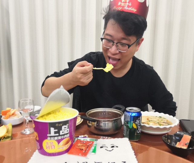 小伙过生日,朋友送1桶180块钱的泡面,第一次见拿泡面当礼物