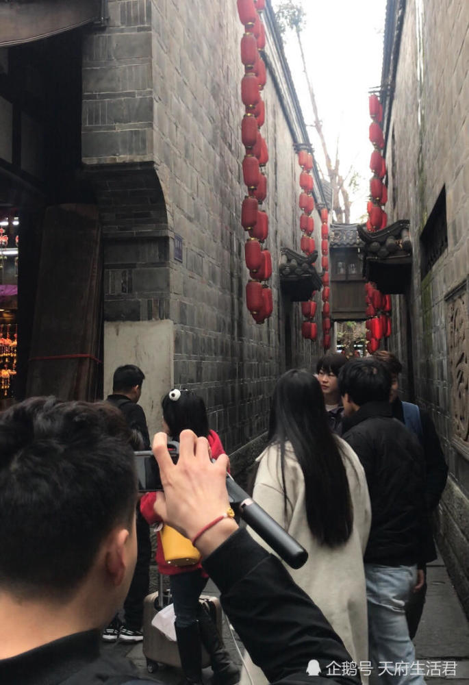 成都网红打卡地武侯祠锦里"福寿巷"被涂花脸,被游客吐槽